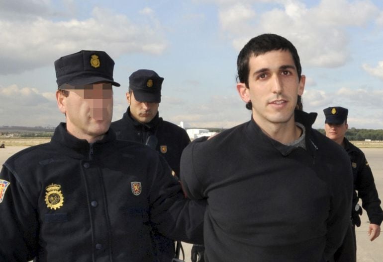 Agentes escoltan al presunto etarra Zuhaitz Errasti Goiti en noviembre de 2008, entregado a España por las autoridades francesas a petición de la Audiencia Nacional por un delito de enaltecimiento del terrorismo