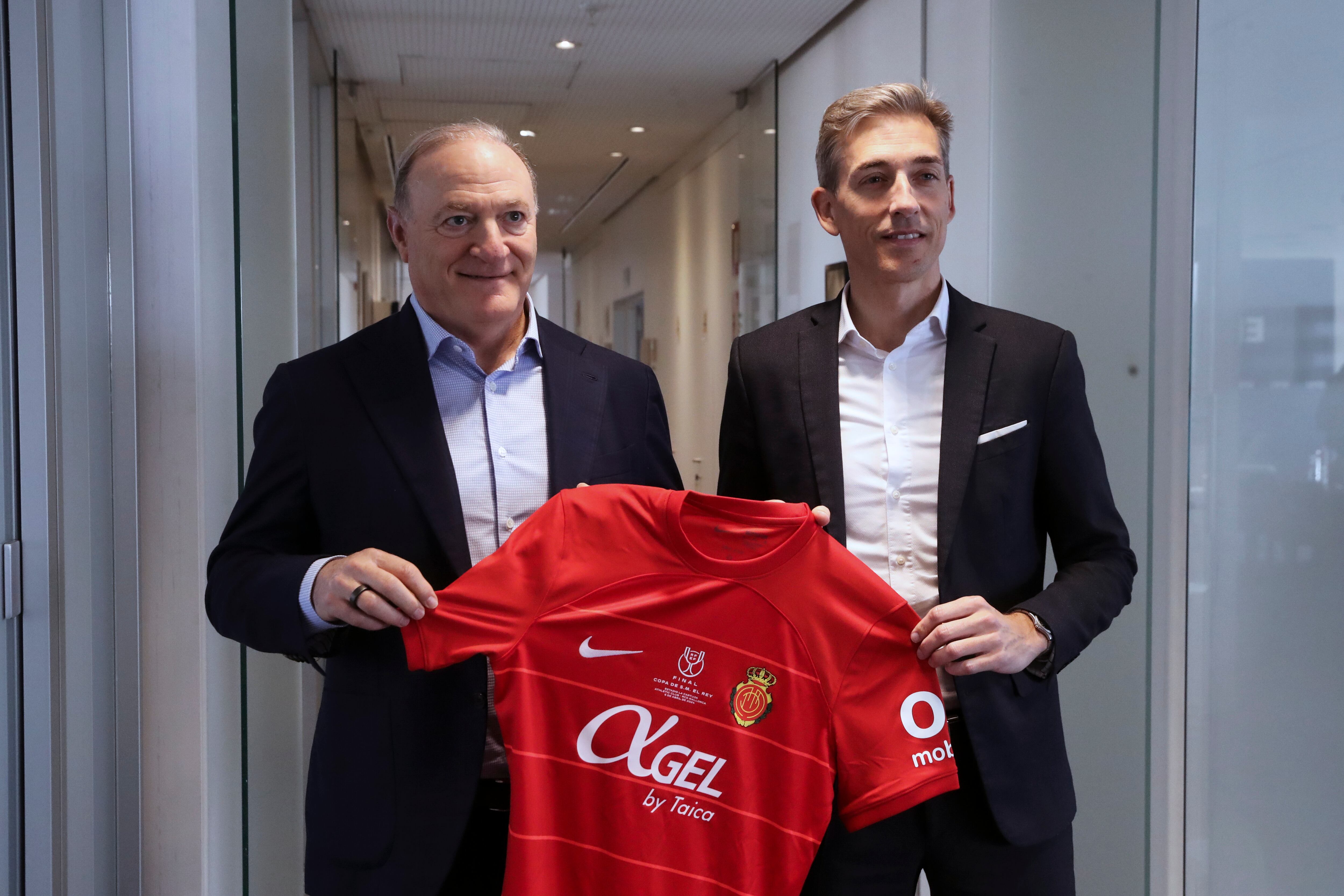 MADRID, 01/04/2024.- Andy Kohlberg (i), presidente del Mallorca y su CEO, Alfonso Díaz, visitan este lunes la sede de la Agencia EFE en Madrid a cinco días de la disputa de la final de la Copa del Rey en Sevilla frente al Athletic Club. EFE/ Gema García
