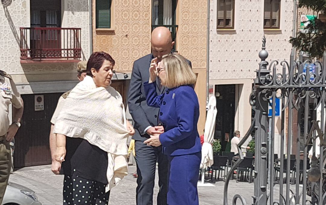 La alcadesa de Segovia, Clara Luquero, junto al subsecretario de Estado de Defensa, Alejo de la Torre