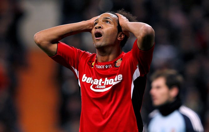 El delantero del RCD Mallorca Emilio Nsue se lamenta tras fallar una ocasión de gol durante el partido correspondiente a la vigésima jornada del Campeonato Nacional de Liga de Primera División que enfrenta esta tarde al conjunto insular con el Real Madrid