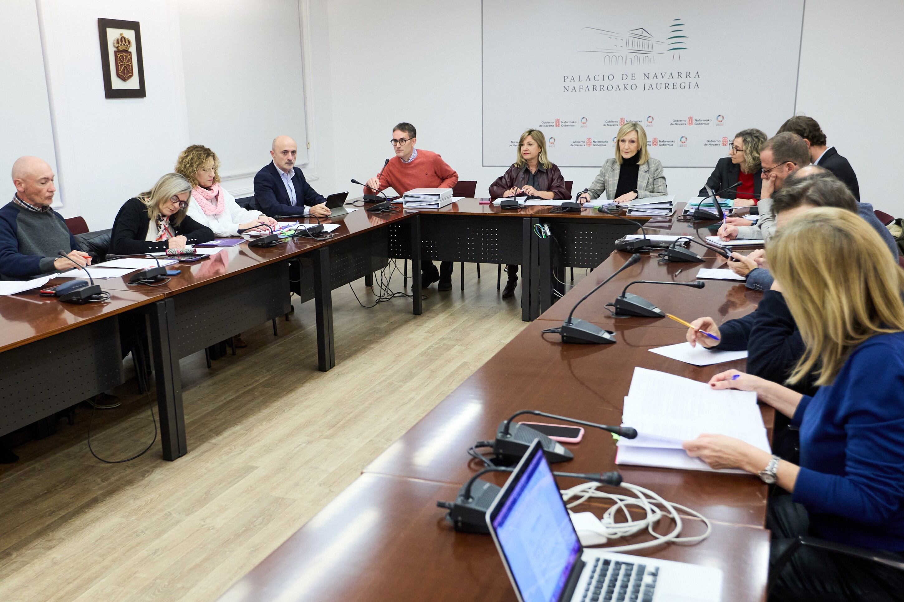 La consejera de Función Pública, Interior y Justicia del Gobierno de Navarra, Amparo López, preside la reunión de la Mesa General de la Función Pública en el Palacio de Navarra