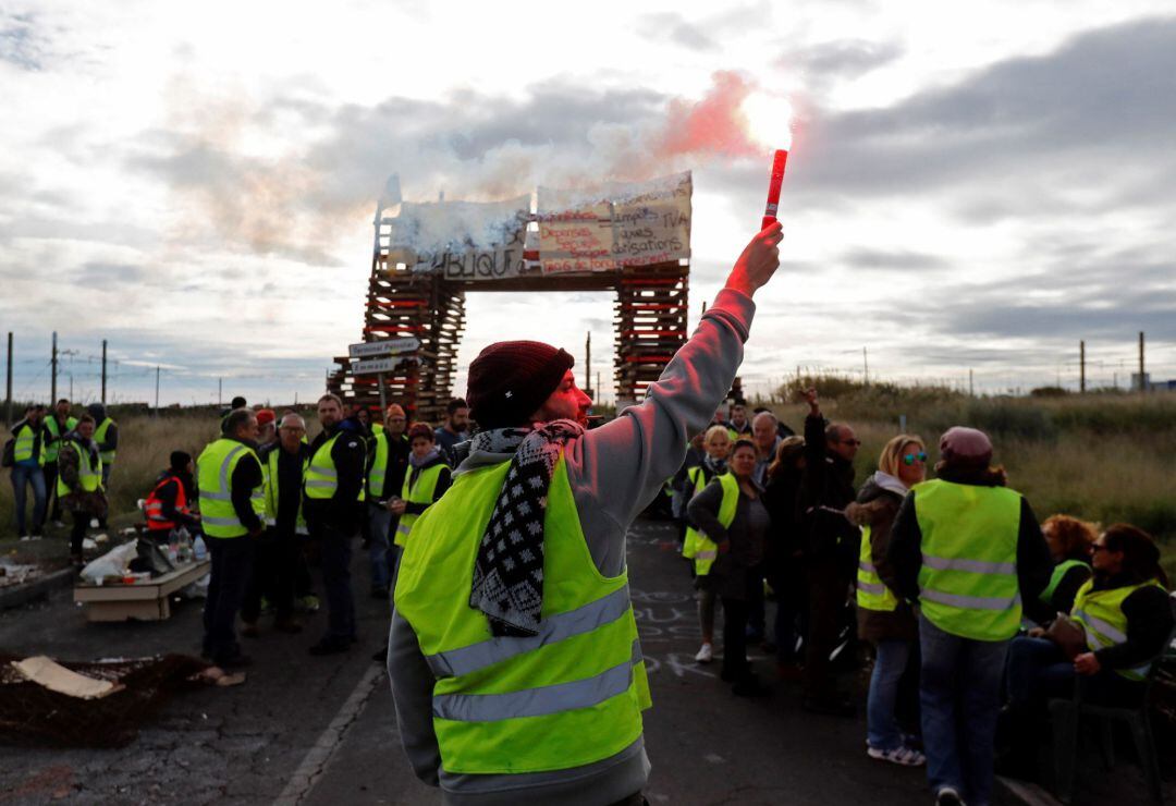 Manifestantes de los &quot;chalecos amarillos&quot; bloquean el acceso a una refinería de petróleo de Frontignan (Francia)