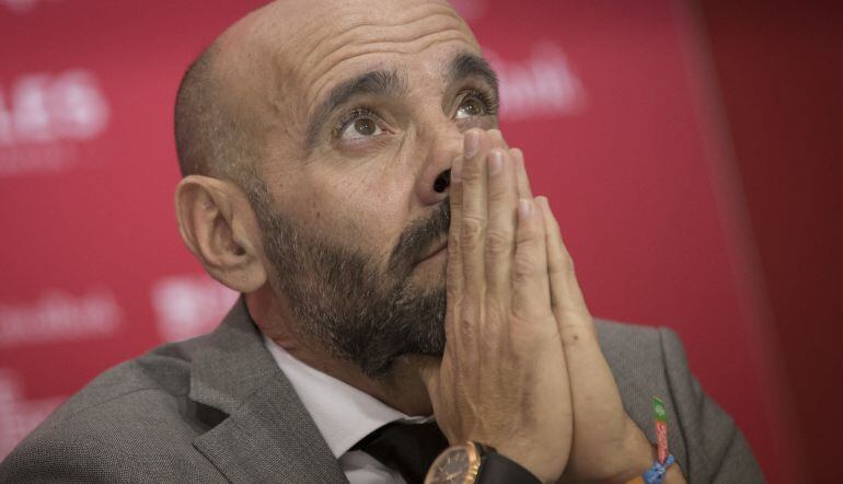 El director deportivo del Sevilla FC Monchi, durante la presentación en el estadio Sánchez Pizjuán del centrocampista argentino Walter Montoya.