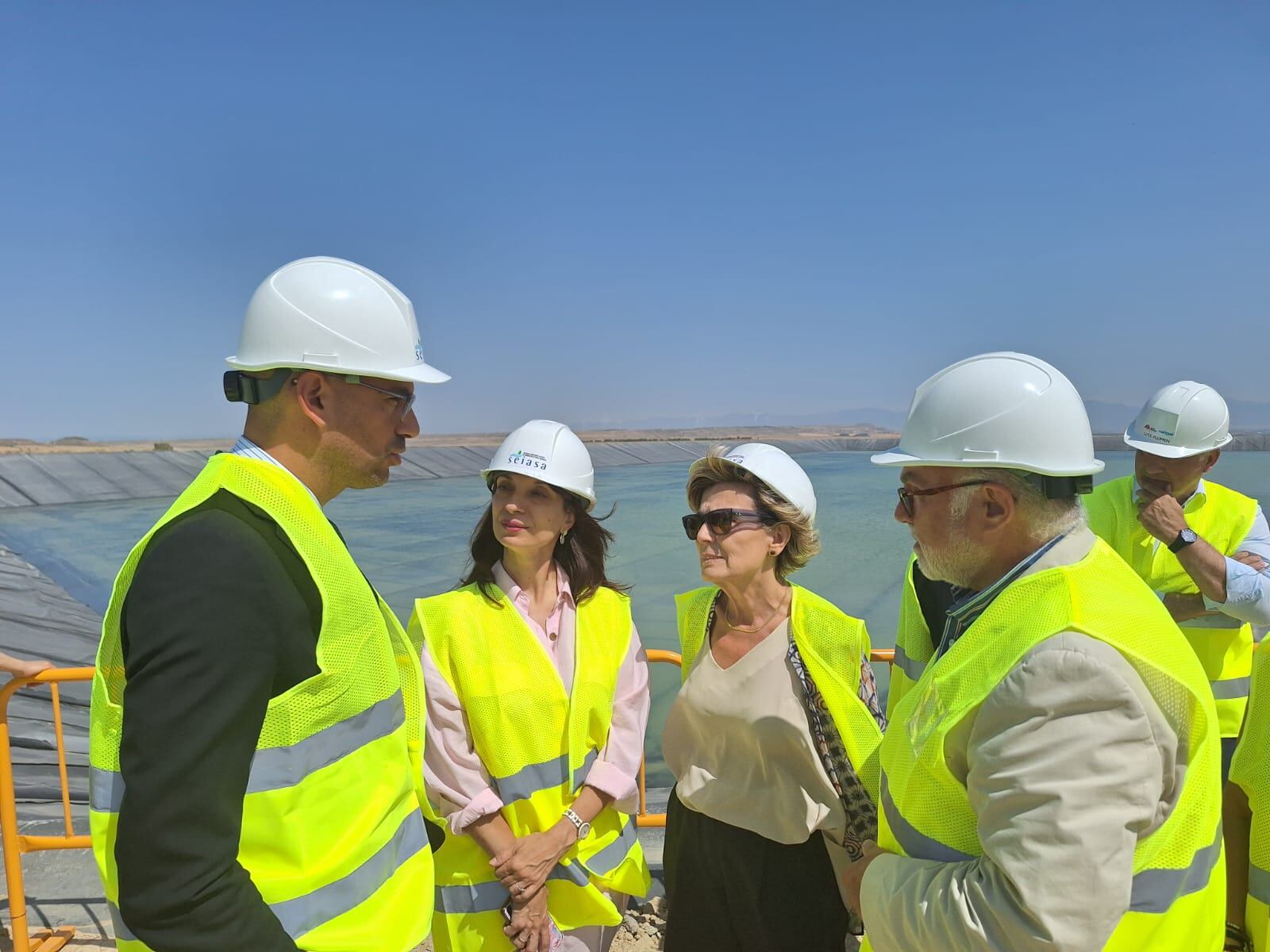 Imagen de representantes del Ministerio y de SEIASA durante la entrega de las obras de Molinar de Flumen