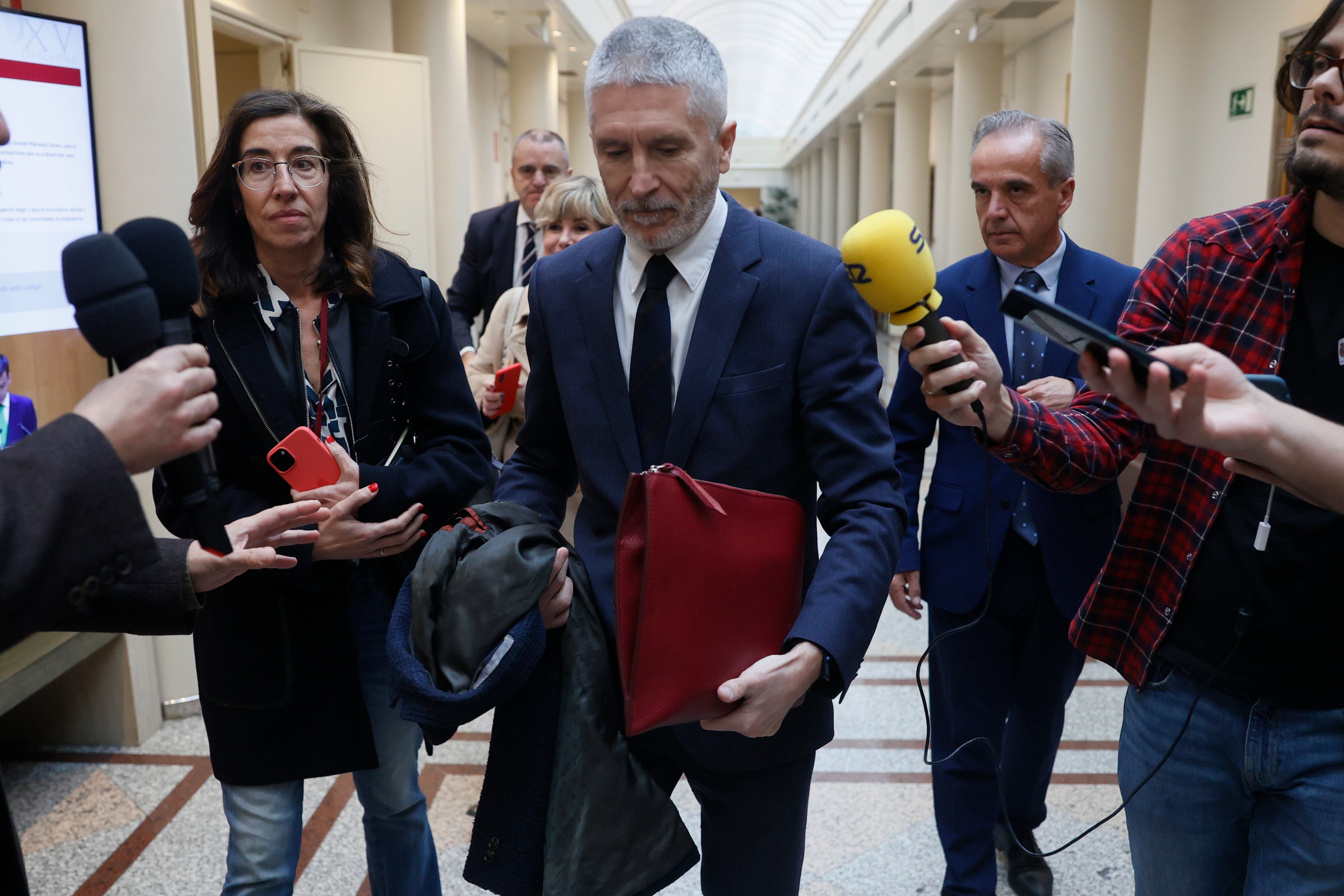 El ministro del Interior, Fernando Grande-Marlaska, atiende a la prensa tras comparecer en el pleno del Senado. EFE/Fernando Alvarado