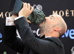 El actor Javier Cámara tras recibir el Goya a la Mejor interpretación masculina protagonista, por su trabajo en &#039;Vivir es facil con los ojos cerrados&#039;