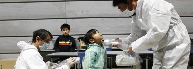 Una niña de cinco años se somete a los controles de medición de radiación tras la evacuación de Fukushima