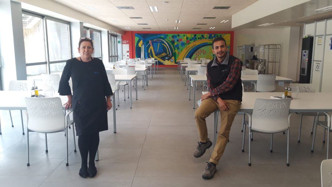 Mireia y Ahmed posan en el comedor de Tekniker