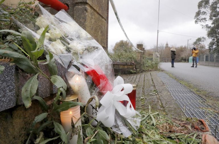 Flores y velas colocadas en la nave industrial de Asados, en Rianxo (A Coruña), donde fue hallado el cadáver de Diana Quer.