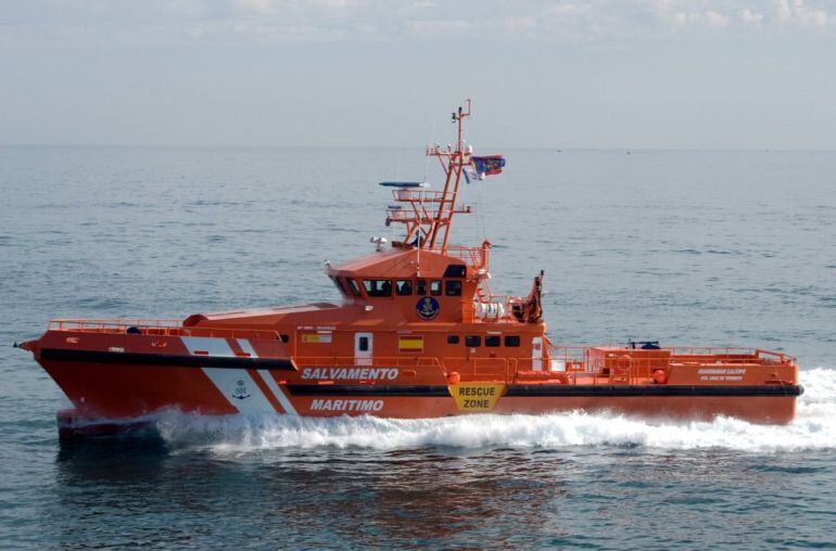 Rescatado con hipotermia un varón que intentaba cruzar el Estrecho flotando sobre una rueda de camión.