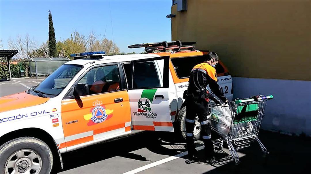 Voluntario de Protección Civil hace entrega de los alimentos