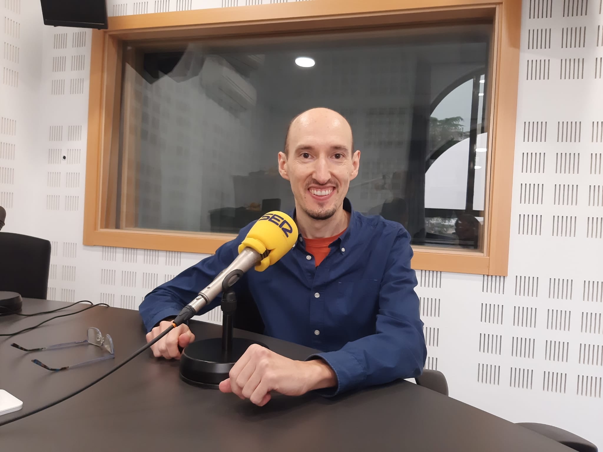 Alberto López en los estudios de Cadena SER