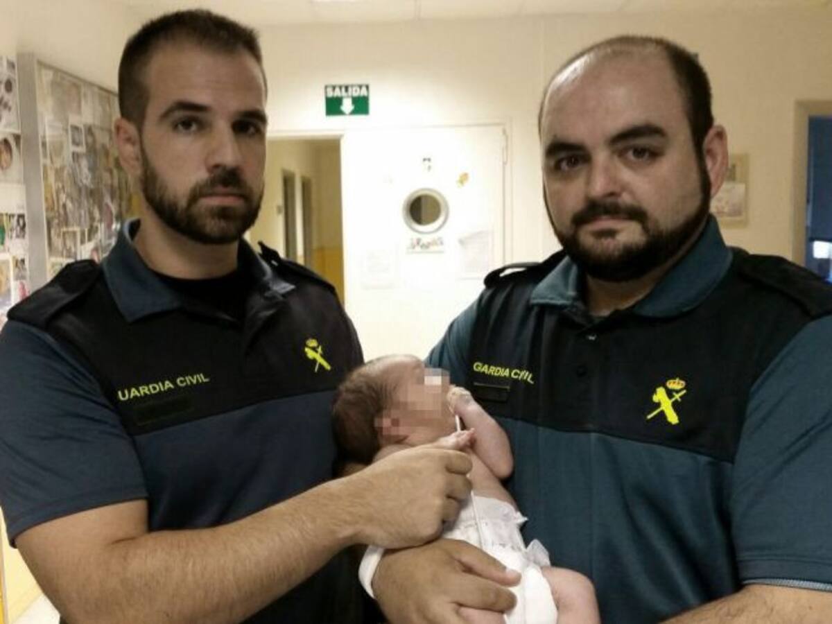 Rescatan a un bebé de una semana en un contenedor de Mejorada del Campo