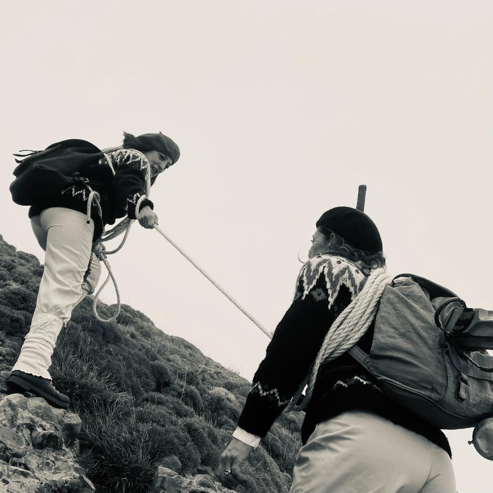 Una treintena de montañeras accedieron la Peña Oroel con indumentaria y medios de principios del Siglo XX