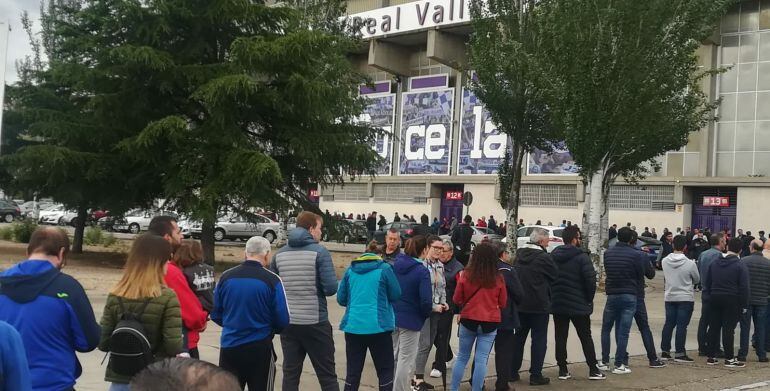 Cola en el estadio José Zorrilla de Valladolid para adquirir entradas del partido entre Valladolid y Numancia de la fase de ascenso a primera división