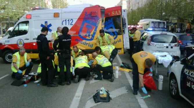 Sanitarios y Policía atienden a la mujer que ha sido atropellada esta mañana en Madrid