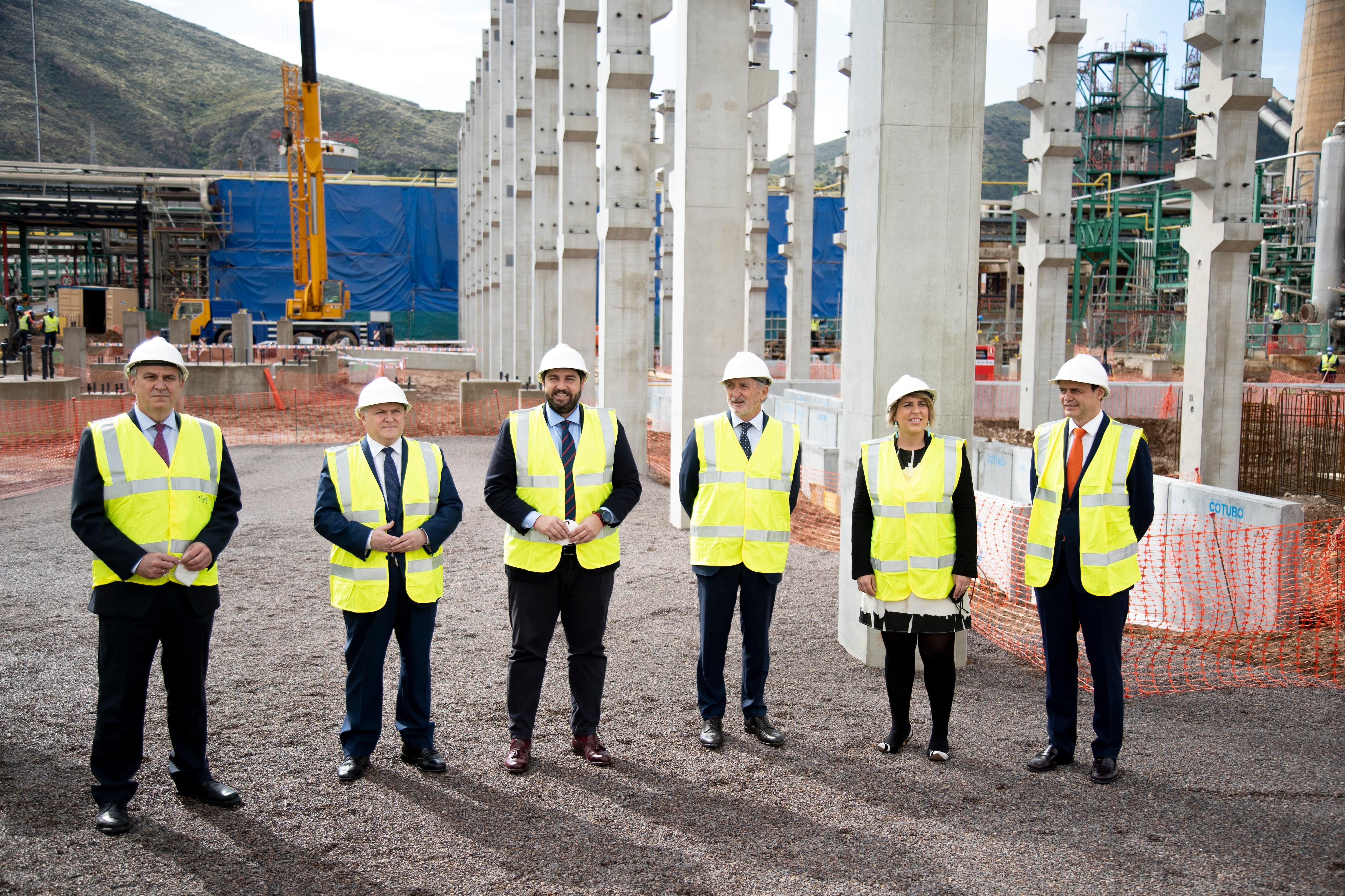 Autoridades durante la visita al comienzo de las obras