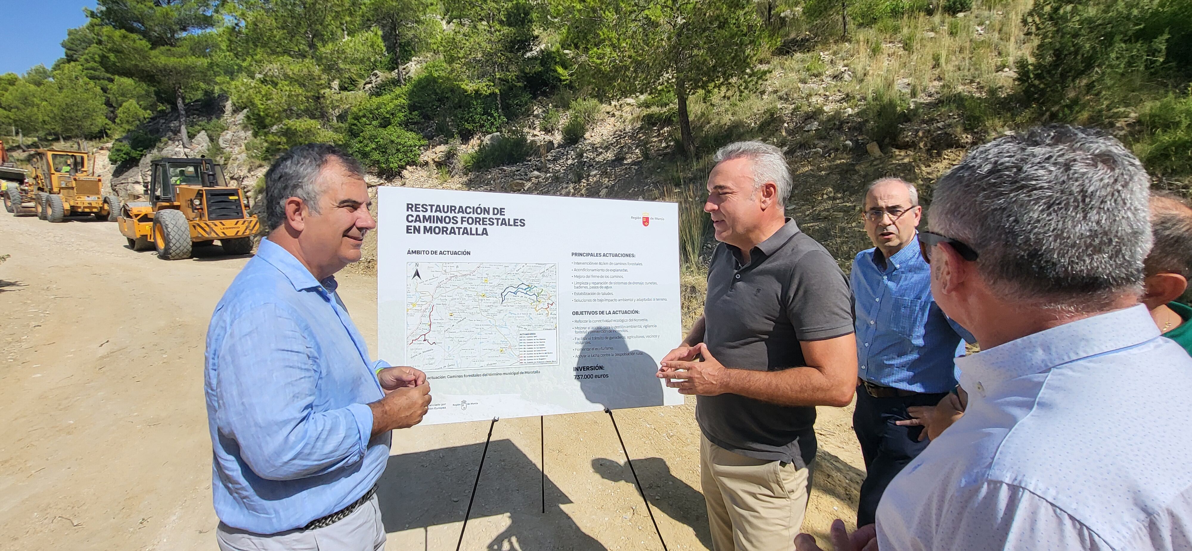 El consejero Juan María Vázquez, durante la visita al inicio de las actuaciones de restauración de caminos forestales en Moratalla