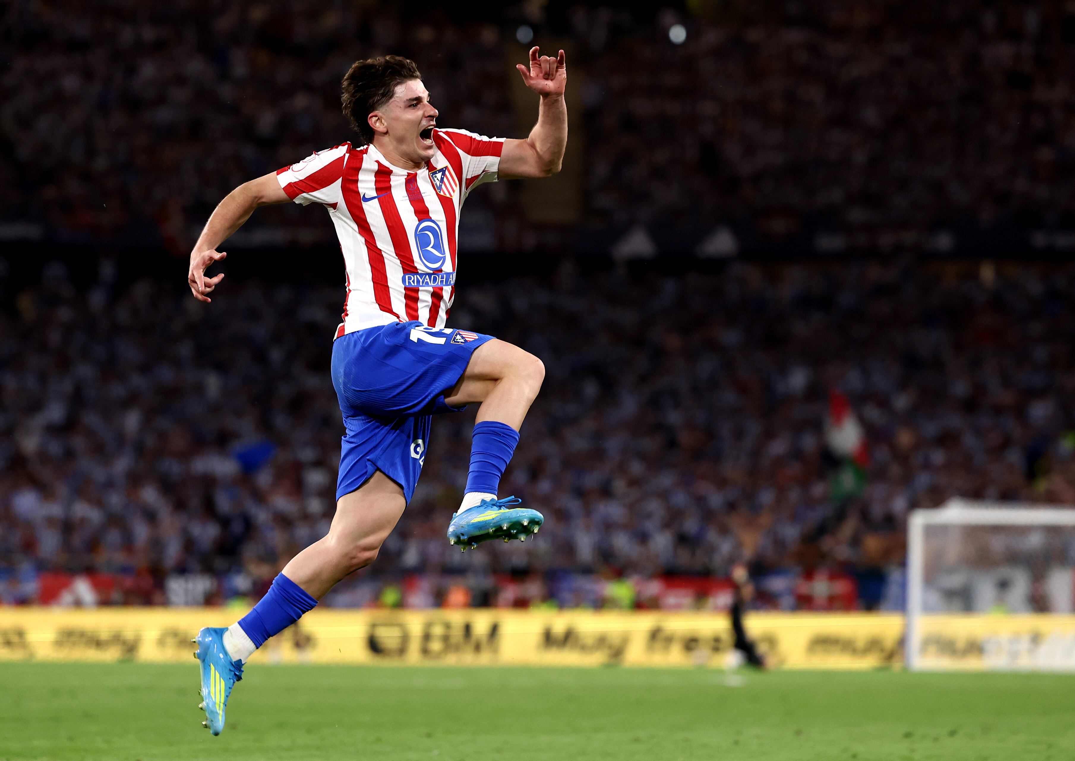 Julián Álvarez celebra el gol del empate en la final de Copa contra la Real Sociedad.  (Photo by Fran Santiago/Getty Images)