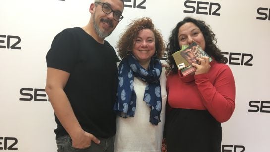 Paco Sánchez, La Fuensi y Maica Sánchez muestran su alegría por la llegada de las primeras postales al programa.