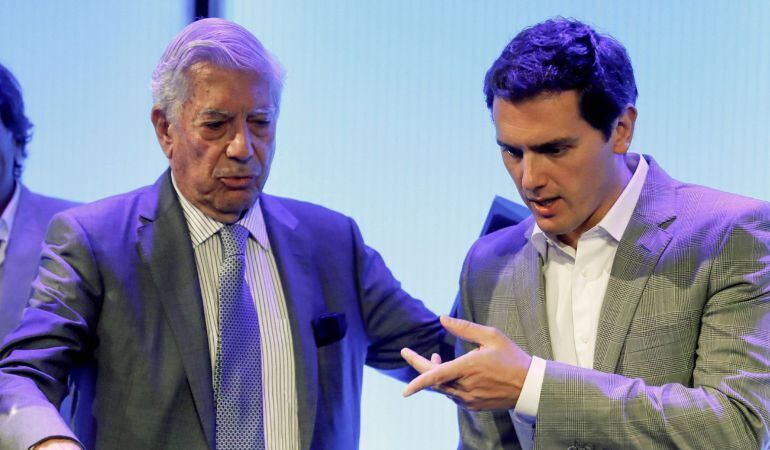 El premio nobel Mario Vargas Llosa y el presidente de Ciudadanos, Albert Rivera (dcha), intervienen en la XI edición del Foro Atlántico.