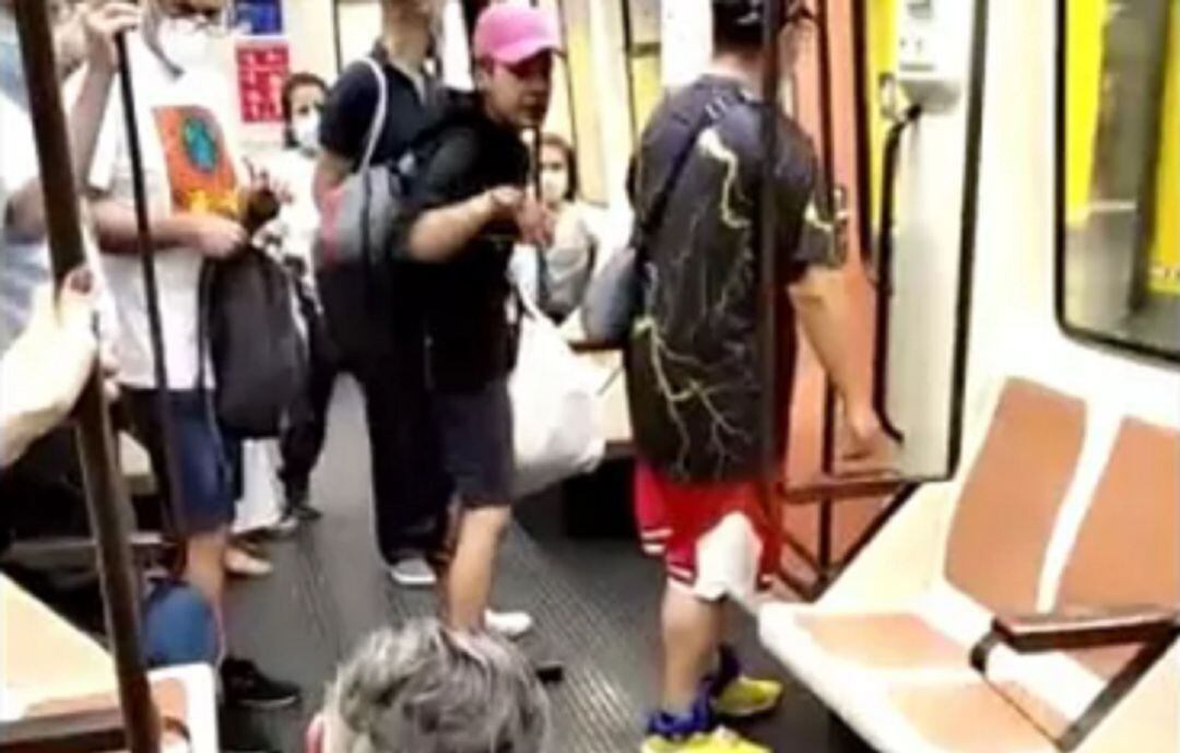 El joven tras agredir a un sanitario en el Metro de Madrid.