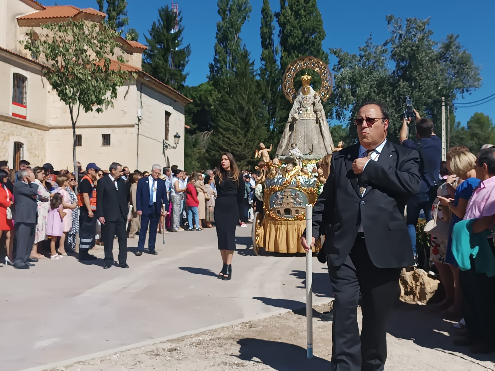 Sylvia Tobes, unos pasos por delante de la carroza, volvió a ser la guía de la carroza de la Virgen de las Viñas en la procesión