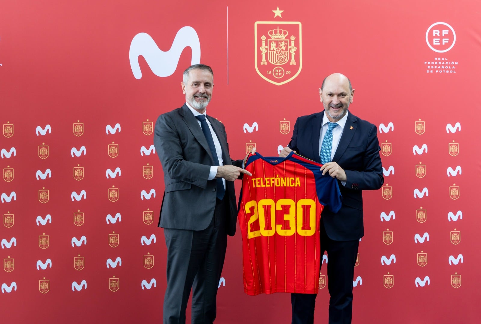 Marc Murtra, presidente de Telefónica, y Rafael Louzán, presidente de la Real Federación Española de Fútbol, en la firma del acuerdo