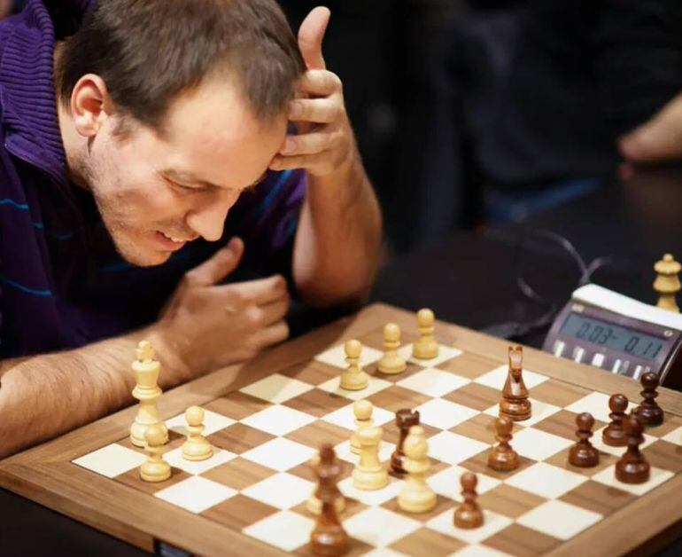 Paco Vallejo, durante una partida de ajedrez