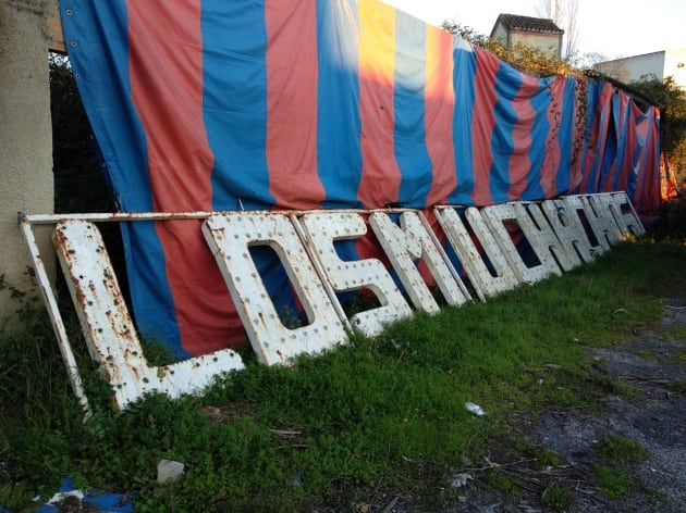 El cartel que presidía la carpa en todas sus actuaciones en el que se puede leer &#039;Los Muchachos&#039; todavía se encuentra en la finca