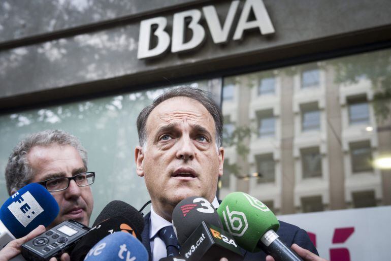 GRA386. MADRID, 08/05/2015.- El presidente de la Liga de Fútbol Profesional, Javier Tebas, atiende a los medios de comunicación a su llegada a la Audiencia Nacional, donde ha presentado una demanda contra la Asociación de Futbolistas Españoles (AFE), porq