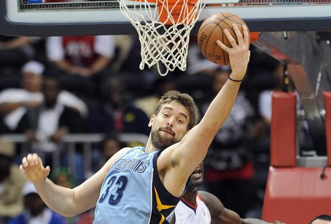 Marc Gasol en acción ante Ivan Johnson de los Atlanta Hawks