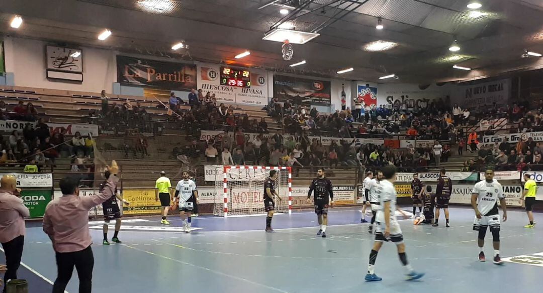 La última defensa del BlasGon y Bodegas Ceres permitió al equipo tener bola para ganar, pero falló.