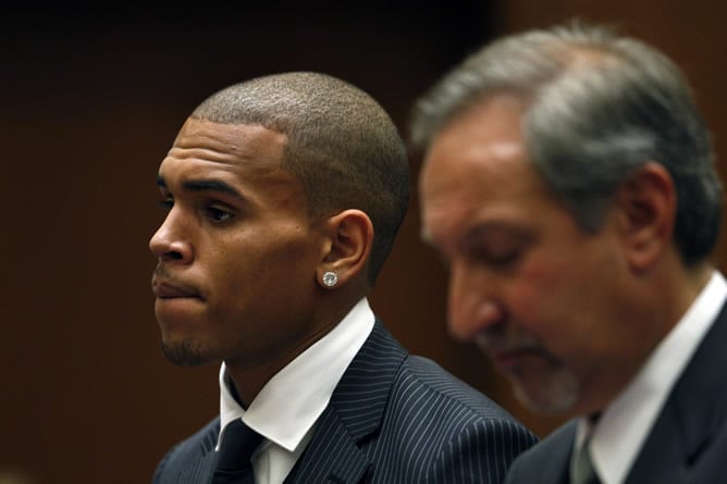 Chris Brown junto a su abogado durante el juicio