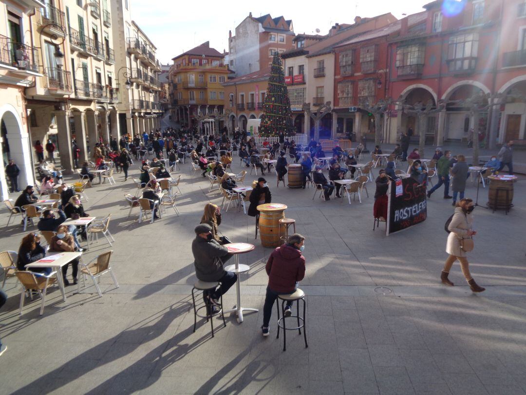 La Plaza Mayor se convertía en un gran simulacro de terraza hostelera