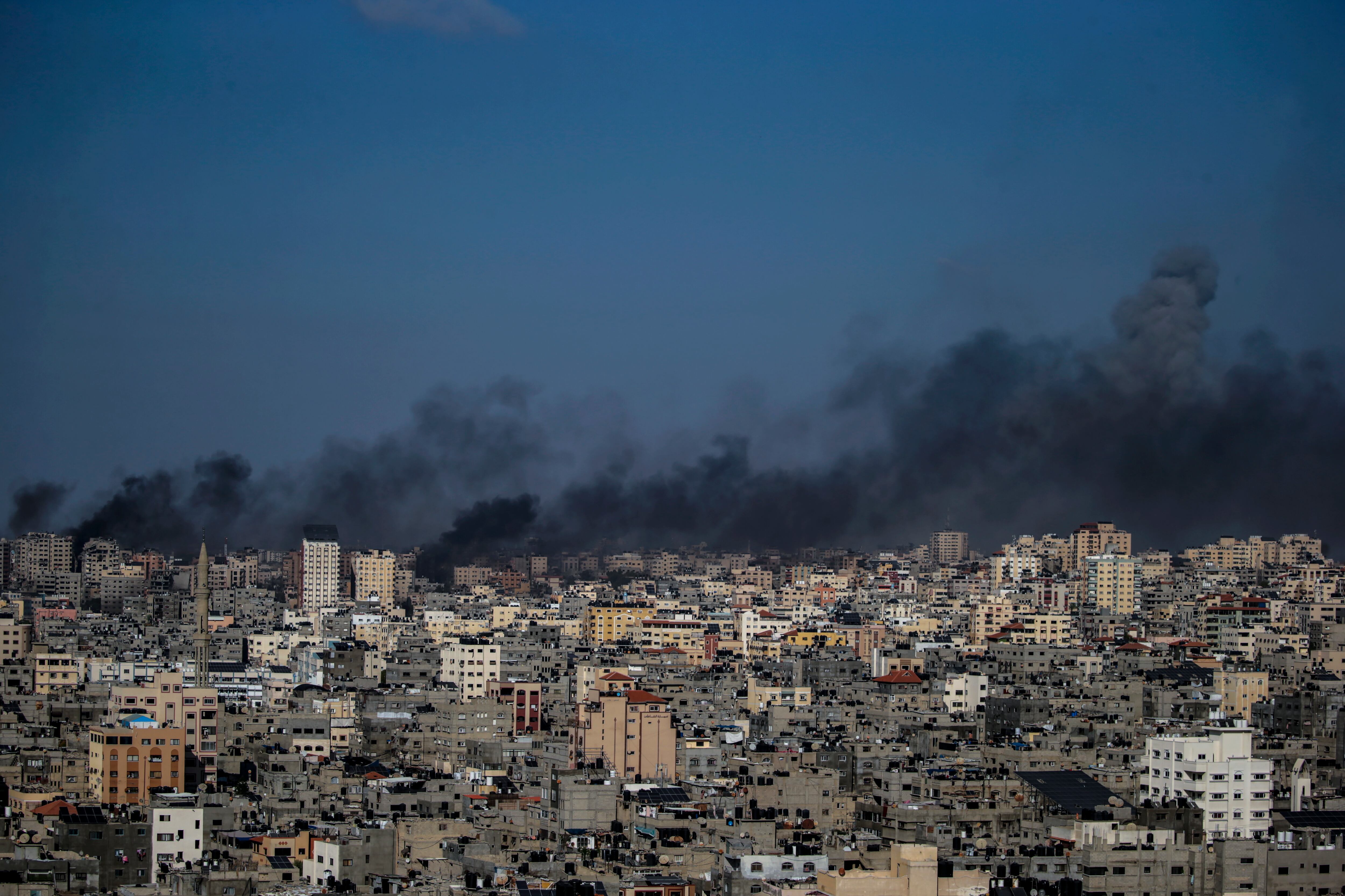El humo se eleva desde el puerto de Gaza tras un ataque aéreo israelí, en la ciudad de Gaza,este jueves. EFE/MOHAMMED SABER
