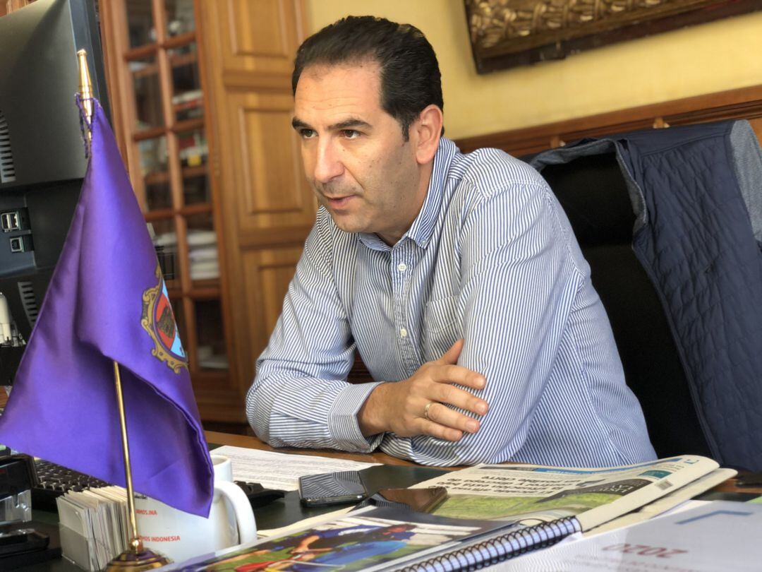 Mario Simón en su despachdurante la entrevista telefónica con Radio Palencia