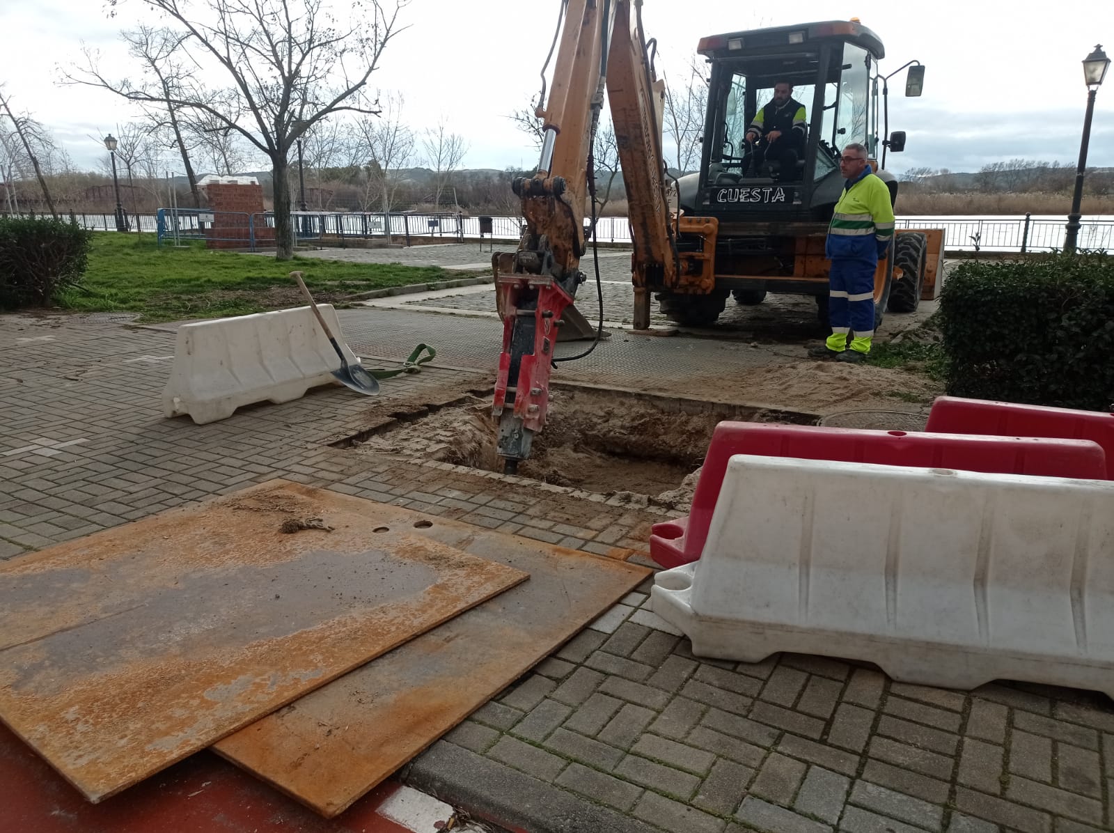 Maquinaria pesada trabaja en la ribera del Tajo, en la Ronda Sur de Talavera