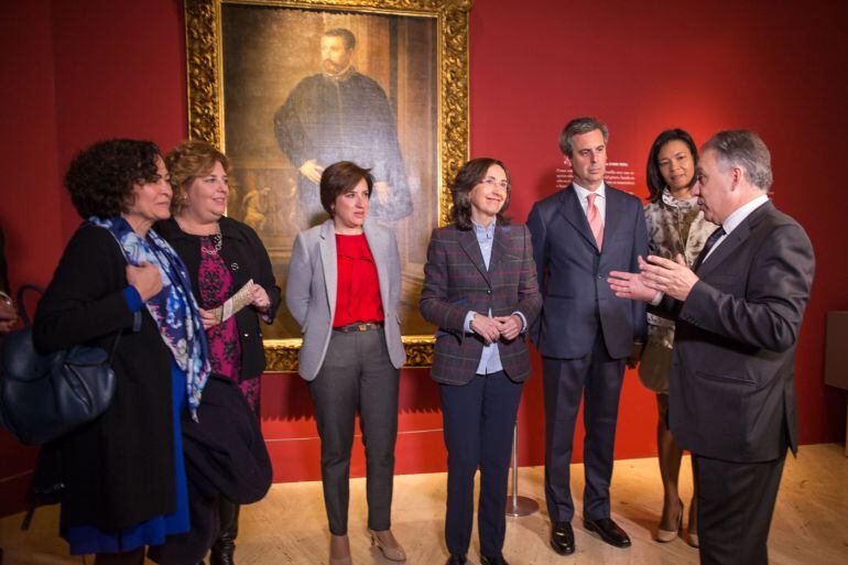 La consejera de Cultura de la Junta, Rosa Aguilar, y el resto de autoridades asistentes a la inauguración, atienden al comisario de la exposición sobre los Tendillas y los Mendoza en la Alhambra de Granada