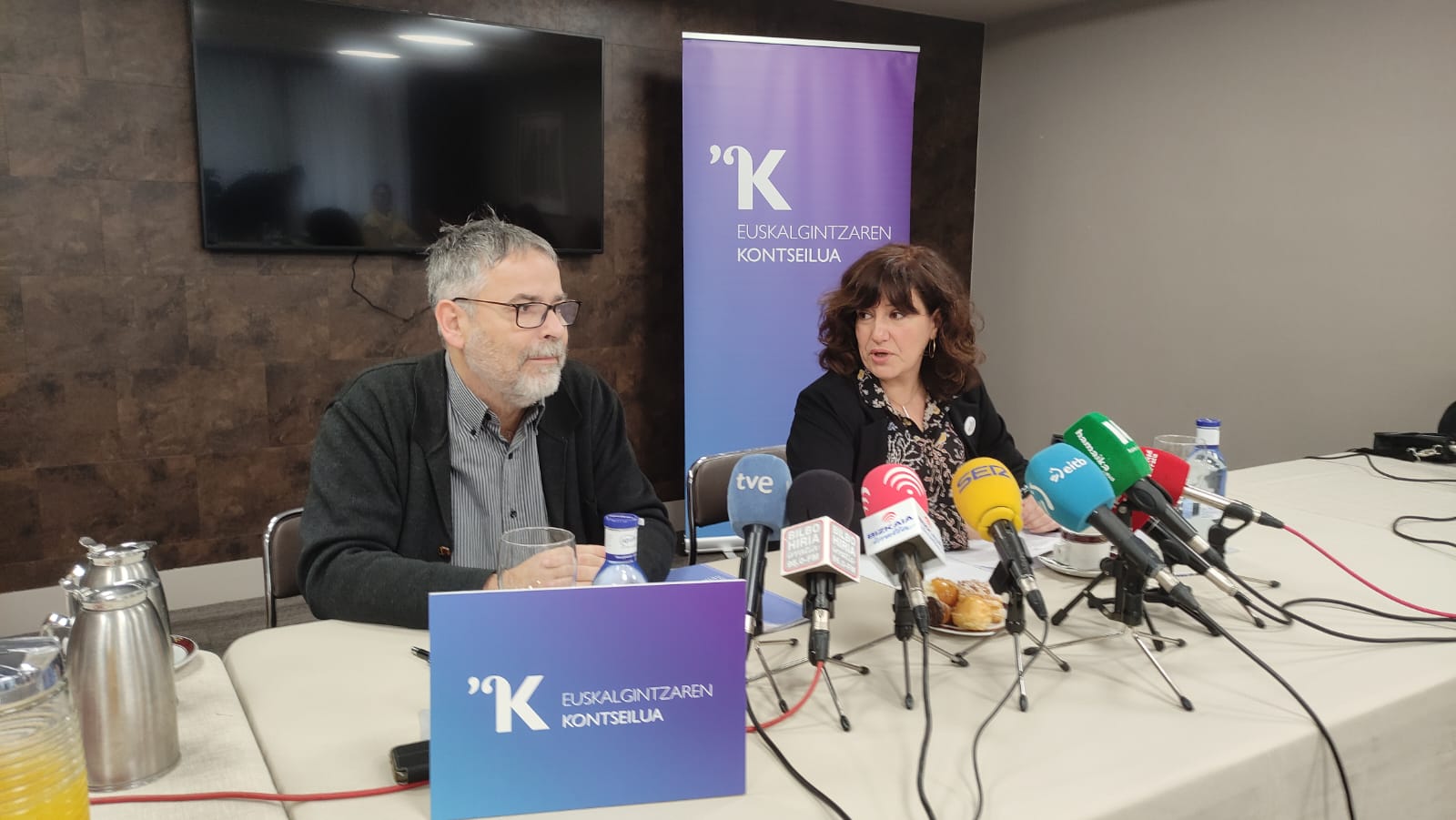 Paul Bilbao, anterior secretario general de Kontseilua, e Idurre Eskisabel, actual secretaria general, presentan su Informe Anual 2022. / Radio Bilbao