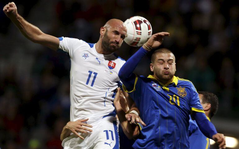 Robert Vittek lucha por el balón con Yaroslav Rakitskiy.