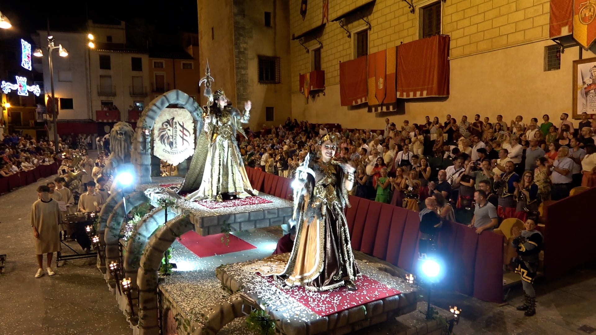 La abanderada cristiana en la Entrada de Cocentaina 2025, a su llegada a la plaza del Palau Comtat