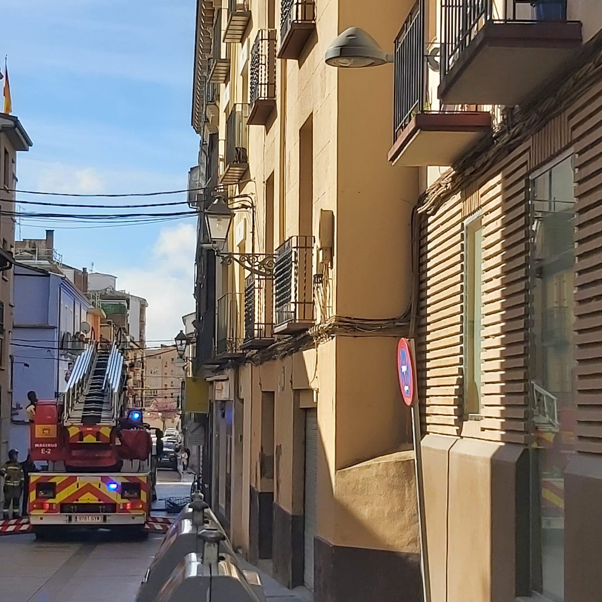 Los bomberos de Huesca, durante su intervención en la calle Padre Huesca