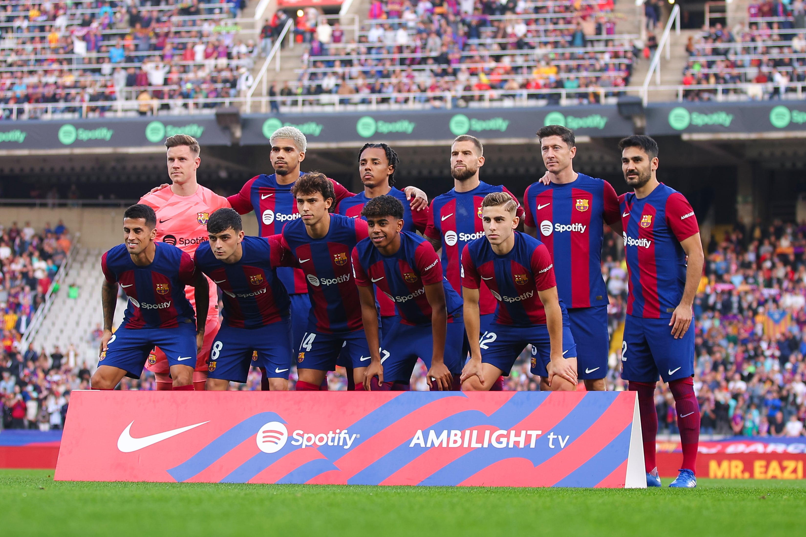 Los jugadores titulares del Barça posan antes de comenzar el partido ante el Deportivo Alavés. (Photo by Eric Alonso/Getty Images)