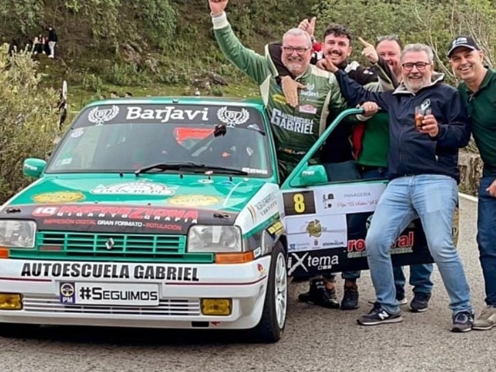 Amador Jaén celebra la victoria con su equipo y su inseparable &#039;Soplillo&#039;