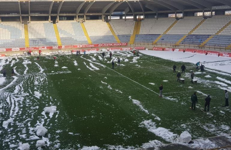 Numerosas personas trabajan sobre la nieve del Reino de León