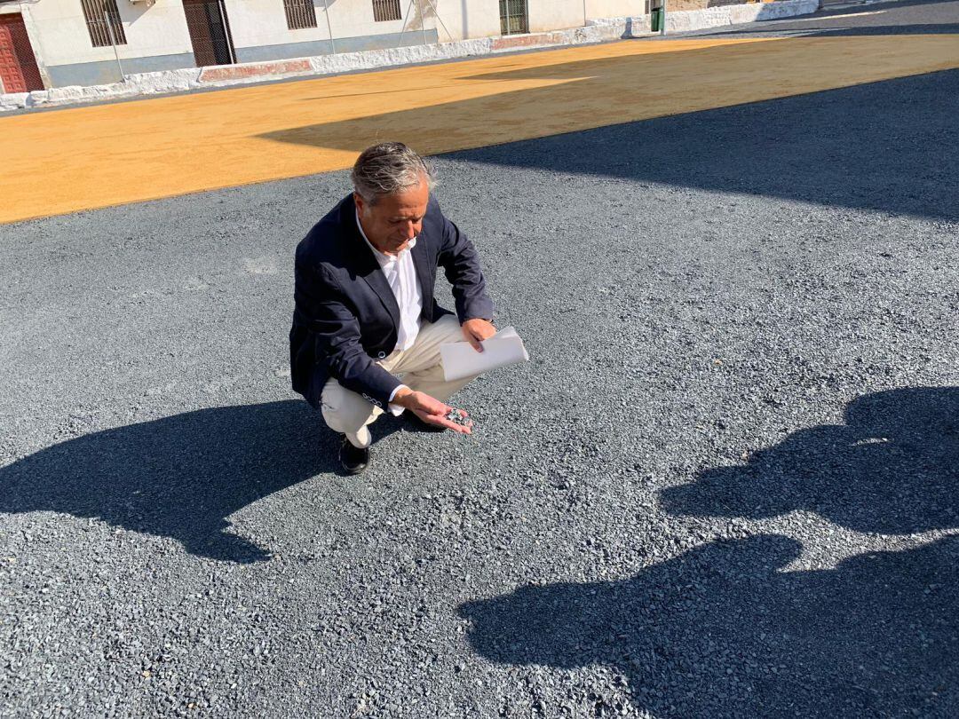 Salvador Fuentes, junto a la zona de gravilla que se sustituirá