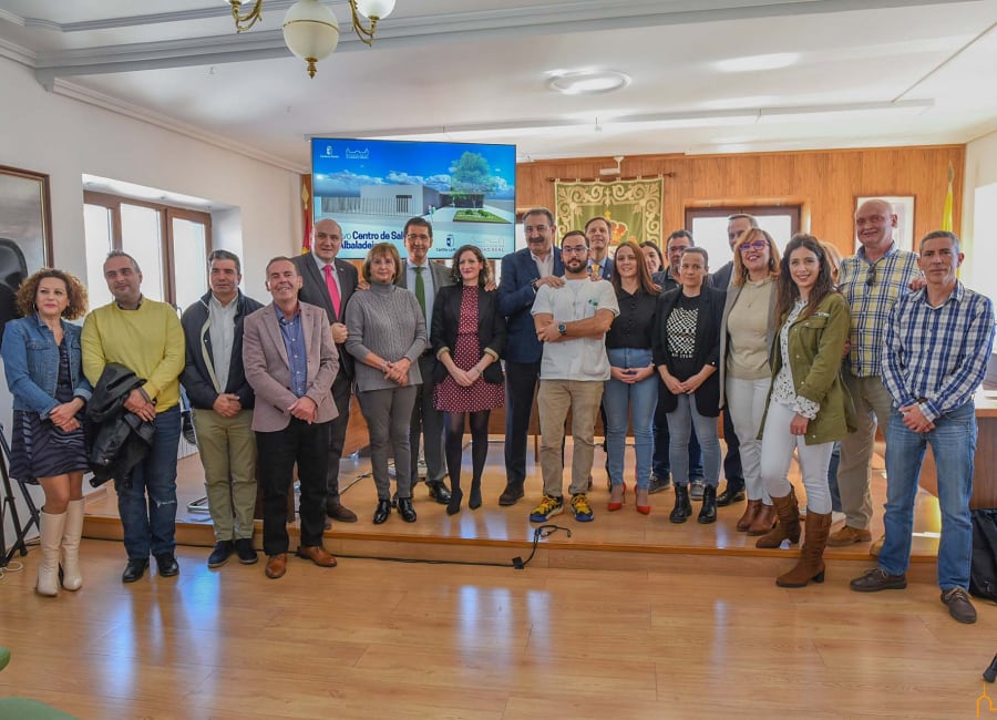 Foto de familia de las autoridades tras la firma del protocolo entre ambas Administraciones