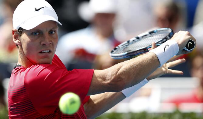 El tenista checo Tomas Berdych golpea la bola en su partido ante el argentino Juan Martín Del Potro, el 12 de mayo de 2012, en el duelo correspondiente a las semifinales de final del torneo de tenis de Madrid que se disputó en las instalaciones de la Caja