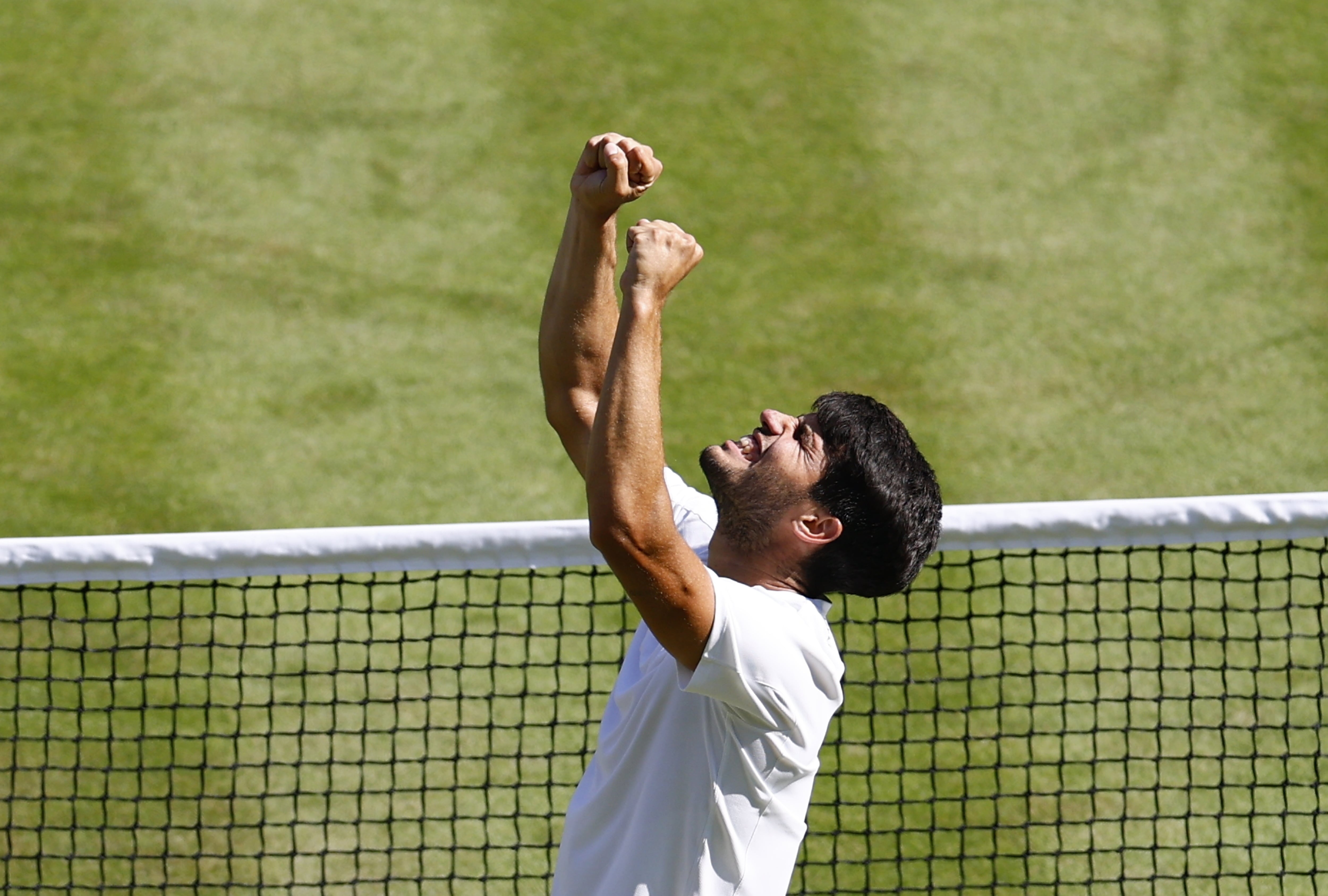Carlos Alcaraz celebra su victoria frente a Taylor Fritz en las semifinales de Wimbledon